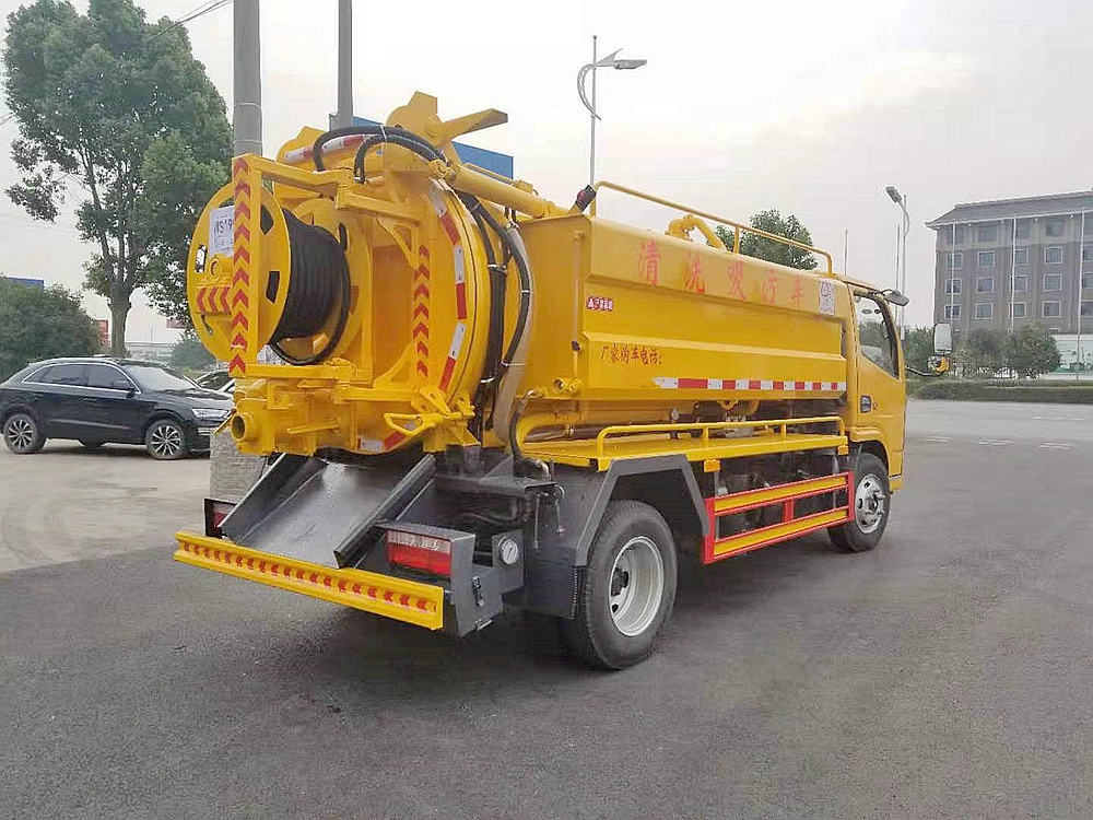 東風多利卡D6清洗吸污車